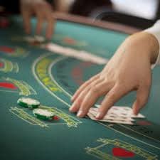 Kontrol permainan slot pada layar mobile dengan tombol putar dan pengaturan taruhan
